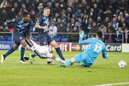 Derlis González supera a Fabiano en el gol del Basilea.