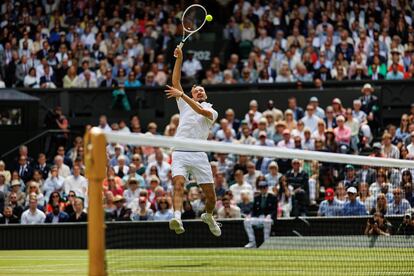 Daniil Medvedev realiza un remate en la Semifinal de Wimbledon ante Carlos Alcaraz.