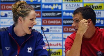 Missy Franklin y Ryan Lochte, en rueda de prensa