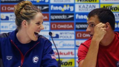 Missy Franklin y Ryan Lochte, en rueda de prensa