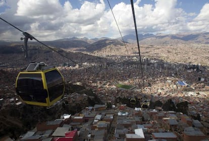 El telef&eacute;rico que une El Alto y La Paz.