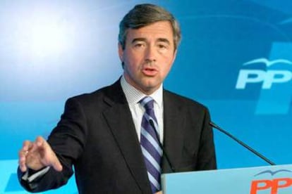 El secretario general del PP, Ángel Acebes, en la sede de su partido, ayer en Madrid.