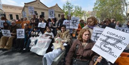 Protesta de discapacitados y dependientes en Valencia contra el copago farmac&eacute;utico.