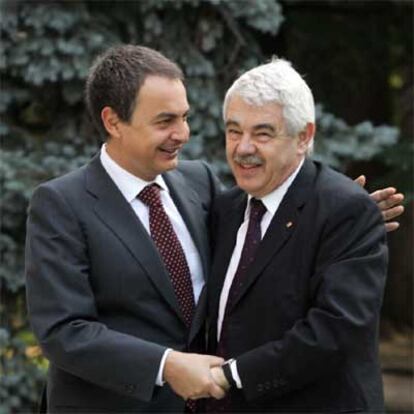 José Luis Rodríguez Zapatero saluda al presidente de la Generalitat, Pasqual Maragall, en La Moncloa.