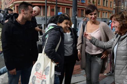 La diputada de la CUP Ana Gabriel saluda hoy en Vitoria a representantes de EH Bildu.