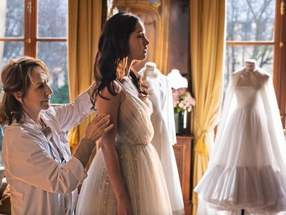 La prestigiosa actriz francesa Nathalie Baye interpreta a la jefa de taller de Dior en el filme.