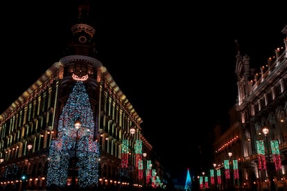 La fachada del hotel Four Seasons de Madrid iluminada en Navidad.