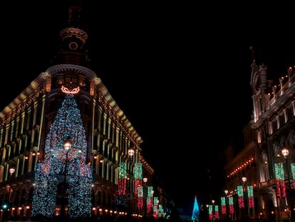 La fachada del hotel Four Seasons de Madrid iluminada en Navidad.