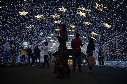 Pessoas tiram fotos na entrada de um shopping em Mumbai, Índia. O país asiático, o segundo mais afetado no mundo pela pandemia, com mais de 10,2 milhões de casos, vem experimentando uma desaceleração profunda na disseminação do vírus nos últimos meses. Na quinta-feira, relatou 21.822 infecções.