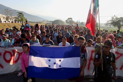 Migrantes parten en una nueva caravana migrante desde el sur de México en un intento de llegar a la frontera con Estados Unidos.