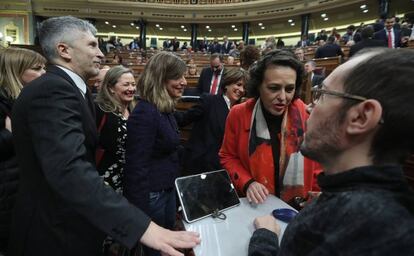 Los ministros Magdalena Valerio y Grande-Marlaska saludan ayer a Echenique en medio de otros diputados de Unidas Podemos.