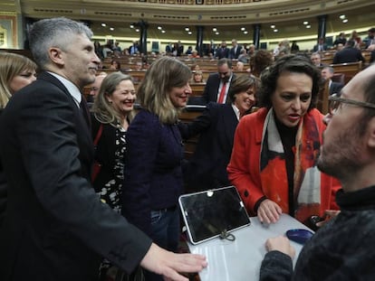 Los ministros Magdalena Valerio y Grande-Marlaska saludan ayer a Echenique en medio de otros diputados de Unidas Podemos.