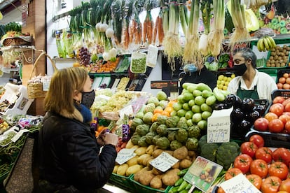 Clientes en un puesto del mercado de Triana, en Sevilla, el 31 de diciembre de 2021.