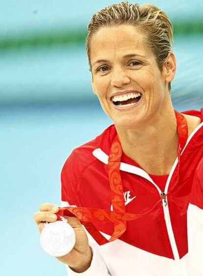 Dara Torres posa exultante con la medalla de plata.