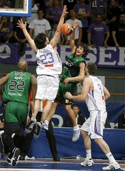 Llull trata de interceptar el pase de Ricky Rubio.