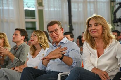 En el centro, el candidato del PP a la presidencia del Gobierno, Alberto Núñez Feijóo, este viernes en Badajoz.