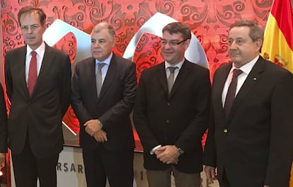 De izquierda a derecha, Pedro Mir&oacute;, consejero delegado de Cepsa, Mustapha Guitoni, Ministro argelino de Energ&iacute;a, &Aacute;lvaro Nadal, Ministro espa&ntilde;ol de Energ&iacute;a y Abdelmoumen Ould Kaddour, presidente de Sonatrach