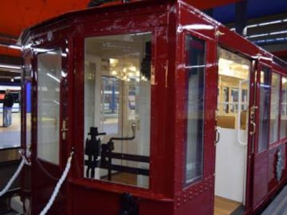 Uno de los antiguos vagones que se pueden ver en la estación de Chamartín dentro de la exposición por el centenario del metro de Madrid.