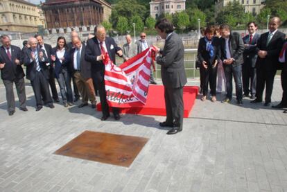 El presidente del Athletic, Fernando García Macua, y el alcalde de Bilbao, Iñaki Azkuna (en la fotografía, con la bandera del Athletic) encabezan el acto.