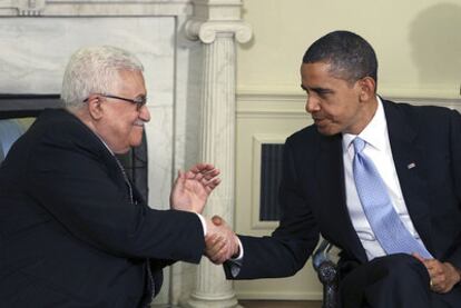 El presidente estadounidense, Barack Obama, saluda al de la Autoridad Palestina, Mahmud Abbas, ayer en la Casa Blanca.