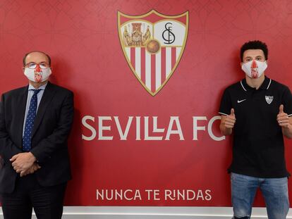 Idrissi Oussama junto con el presidente, José Castro, en su presentación con el Sevilla este lunes. | Sevilla FC