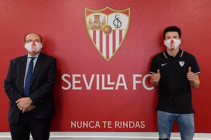 Idrissi Oussama junto con el presidente, José Castro, en su presentación con el Sevilla este lunes. | Sevilla FC