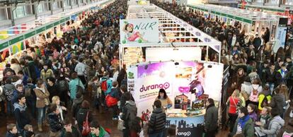 Miles de estudiantes abarrotan el pabellón Landako, en la jornada inaugural de la Feria de Durango.