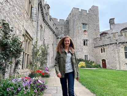 Tanto los Reyes como la Princesa de Asturias decidieron que la formación de Leonor durante el Bachillerato tuviera lugar en el extranjero. Optaron por el Atlantic College, un centro situado en Gales donde la joven ha pasado los dos últimos años de su formación en régimen de internado. Los estudios tienen un coste de 76.500 euros, que saldrán de la asignación anual de los Reyes. El diario británico 'The Times' lo definió como ‘el Hogwarts para jipis’, en referencia al edificio medieval donde el mago Harry Potter aprendía su magia. Leonor (que ingresó en el centro pocos días antes de cumplir los 16 años) comparte aulas con unos 350 alumnos de 90 nacionalidades, entre ellos Alexia de los Países Bajos, la hija mediana de los reyes Guillermo y Máxima.