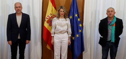 La vicepresidenta del Gobierno y ministra de Trabajo, Yolanda Díaz, con el secretario general de CC OO, Unai Sordo (a su derecha) y el de UGT, Pepe Álvarez (a su izquierda).