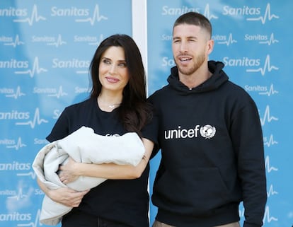 Sergio Ramos y Pilar Rubio. Sin duda una de las bodas más esperadas es la del capitán del Real Madrid y la colaboradora de ‘El Hormiguero’, que han decidido dar el paso ahora después de seis años juntos y tres hijos en común: Sergio, de cuatro años, Marco, de dos, y el pequeño Alejandro, que en marzo cumplirá uno. "Ha dicho que sí. Te quiero... para siempre, Pilar Rubio", escribió el futbolista en su Instagram en julio junto a unas imágenes de los dos en una cena romántica.