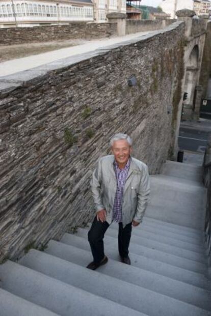 Fernando &Oacute;nega, en la escalera de la muralla de Lugo.