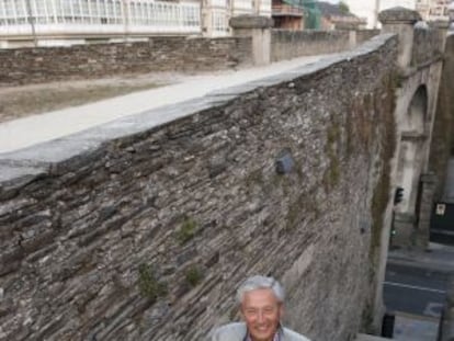Fernando &Oacute;nega, en la escalera de la muralla de Lugo.