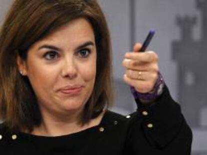 La vicepresidenta del Gobierno, Soraya Sáenz de Santamaría, en una rueda de prensa posterior a una reunión del Consejo de Ministros. EFE/Archivo