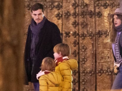 Iker Casillas, Sara Carbonero y sus dos hijos, el pasado diciembre en Corral de Almaguer, Toledo.