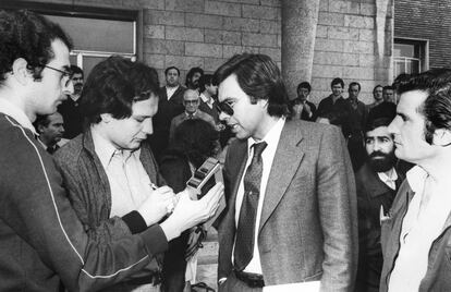 Barcelona, 25 de abril de 1980<br>El secretario general del PSOE, Felipe González, atiende a los periodistas tras su visita a Seat y reunirse con los representantes sindicales y de la dirección de la empresa automovilística.