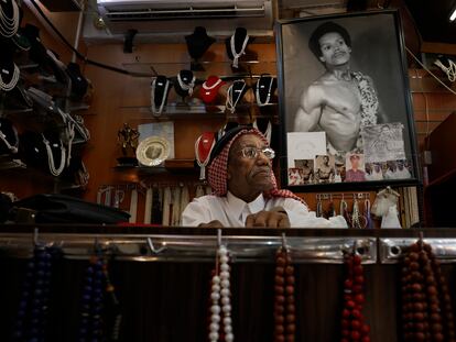 Saad Ismail Al Jassim, el último buscador de perlas del país, en su tienda Pahlwan, en el Zoco Wakif en Doha, Qatar.