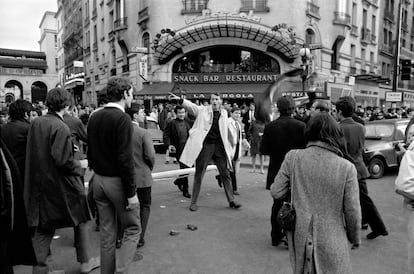 Un manifestante da instrucciones a sus compa?eros ante el caf La Pergola, uno de los puntos de encuentro de los estudiantes.