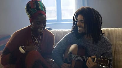 Lashana Lynch y Kingsley Ben-Amir, como Rita y Bob Marley, en la película.