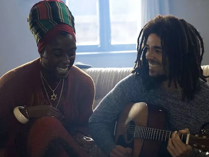 Lashana Lynch y Kingsley Ben-Amir, como Rita y Bob Marley, en la película 'One Love'