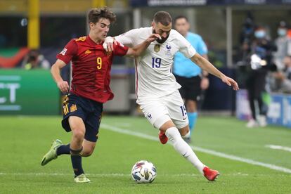 Gavi y Benzema se disputan el balón en la final de la Liga de Naciones.