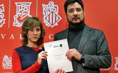 Los diputados de Esquerra Unida Marina Albiol e Ignacio Blanco, este lunes en las Cortes Valencianas.
