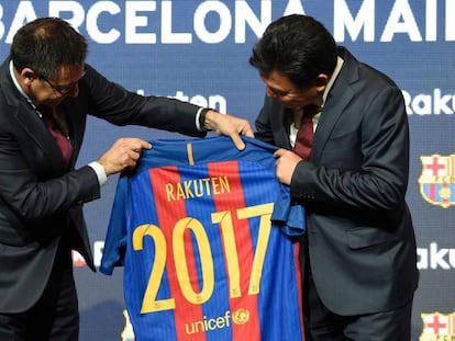 El presidente del Barça, Bartomeu, junto a su homólogo de Rakuten, Mikitani.