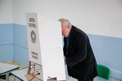 El expresidente y candidato de PT votó temprano en en São Bernardo do Campo, el municipio próximo a São Paulo donde desarrolló su carrera como dirigente sindical. Tras marcar su opción en la urna electrónica hizo declaraciones a la prensa. 