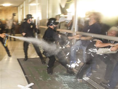 Manifestantes quebram vidraça do Congresso e polícia legislativa reage.