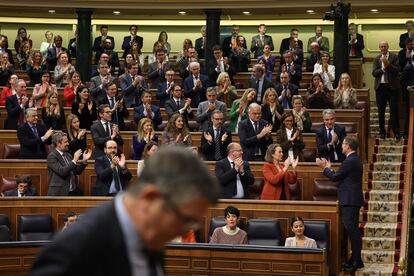 Patxi López se dirige al estrado para replicar a Feijóo, que recibe los aplausos de la bancada del PP.