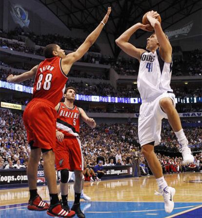 Dirk Nowitzk lanza a canasta ante Batun y el español Rudy Fernández, que se quedó en cero puntos en los 11 minutos de juego