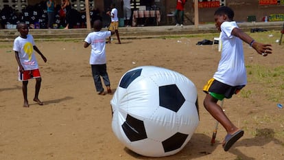 Un niño patea un balón hinchable en el barrio de Port Bouët, en Abiyán.