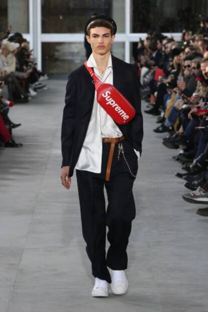 La colaboración entre Louis Vuitton y Supreme une el lujo con los códigos subculturales a través de combinaciones como esta: riñonera y traje amplio.