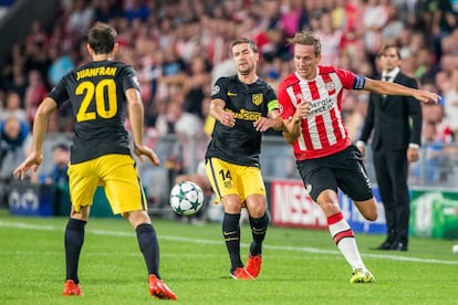 El jugador del PSV Eindhoven Luuk de Jong (d) disputa el balón con Gabi (c) del Atlético de Madrid.