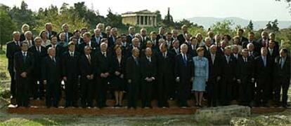 Foto de familia de los presidentes, jefes de Gobierno y ministros de Exteriores de la nueva Europa de los Veinticinco, ayer, en la cumbre de Atenas.